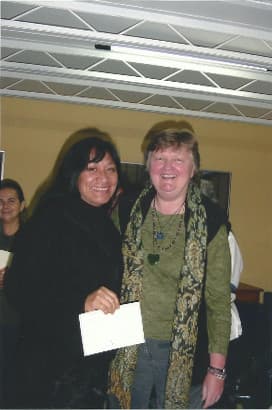 foto de Dra. Elena Valencia con su diploma y Dra Mary Jo Bulbrook