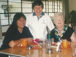 foto de Dra. Elena Valencia con su diploma y Dra Mary Jo Bulbrook